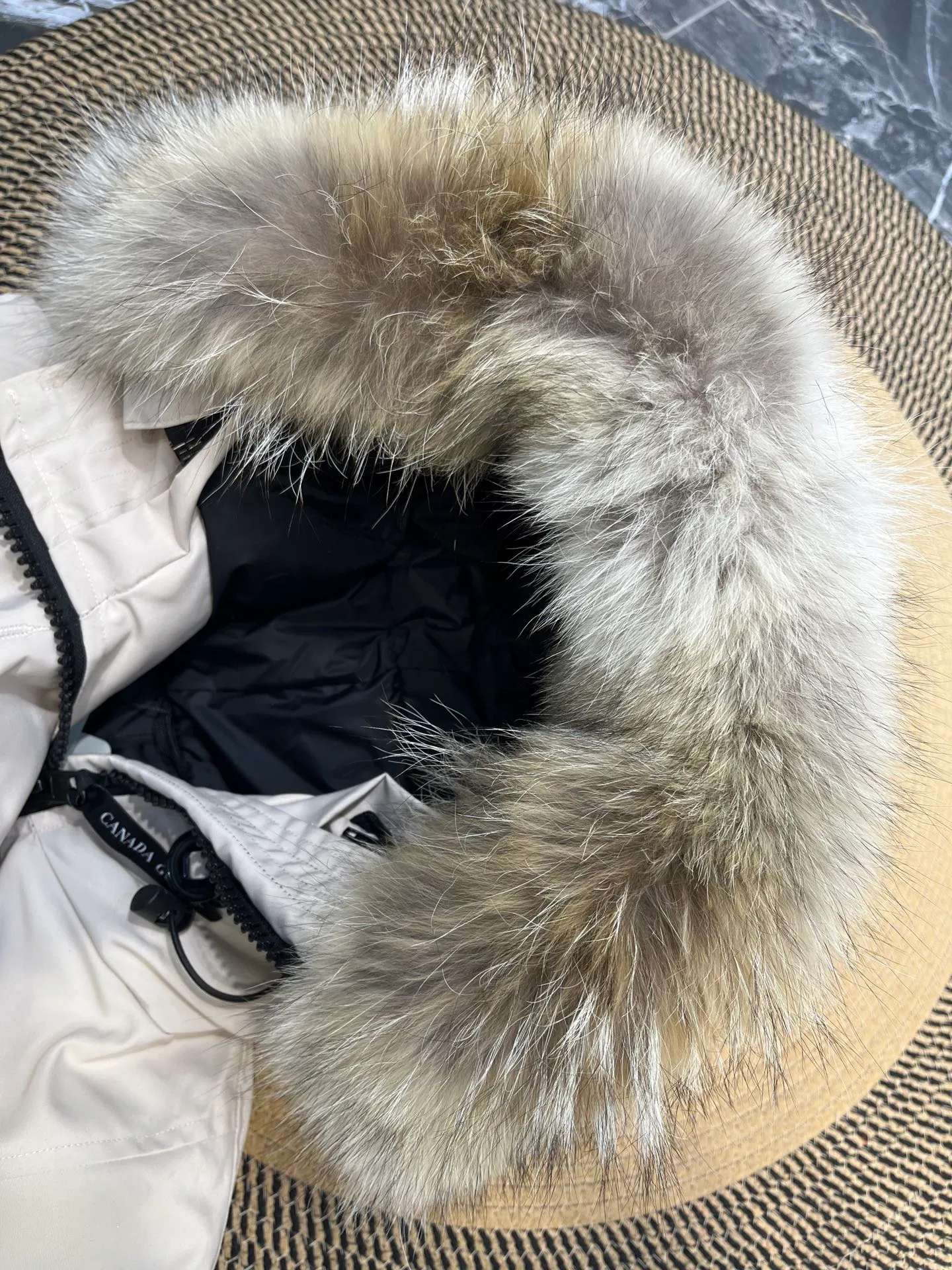 P860 Canada goose/Canada Goose 05 model 2580LA CANADA GOOSE/Canada Goose Rossclair parka women's down jacket, authentic original clothing molding, all accessories are custom-made from the original factory. This model is very unique. The zipper at the back can be opened to change into a dovetail style, with diagonal pockets and a layer of hidden pockets underneath. The official website has become a popular model. The softness and hardness of the fabric are compared with the genuine ones. It can be restored by kneading at will (fabric misunderstanding: fabrics with high hardness are not waterproof. Only those who buy the latest genuine version this year will notice the softness and comfort of the fabrics). The down is synchronized with the genuine white duck down. It is fluffy and not lumpy. The electronically controlled down charging machine is used to fill the zippers with customized genuine YKK zippers. High hardness and no lag. The fur collar is purchased from the same manufacturer as Wolf Hair. (Cooperative factory 2019 Canadian wolf skin auction and Big Goose official auction of wolf skin fur collars on the same site) All workmanship and wiring are controlled by workers with more than ten years of service. They must be horizontal and vertical, and are not crooked. The density of the inner wiring is more exquisite. Compare at will. Big goose label, collar label, washed label, hang tag, zipper rope, pocket label, back label, collar velvet, Velcro fasteners, all details of the cuffs are updated simultaneously with the original product, the best version, and the most complete color matching. The fighter in World 05 battles various world goods. Size: XS-XL